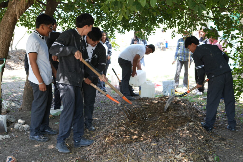 Jóvenes agroecologicos, creando composta biodinamica en Oaxaca.