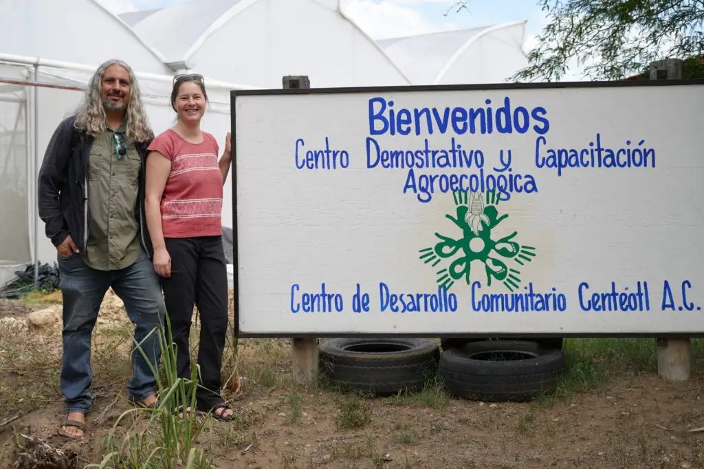 Eva y Paco, docentes de una escuela indígena de la costa oeste de Canadá visitan Centéotl en Oaxaca